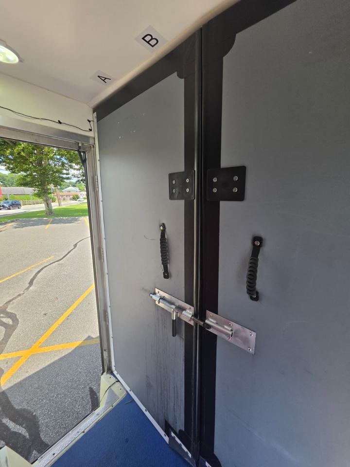 Ford Econoline E-350 Super Duty 2023