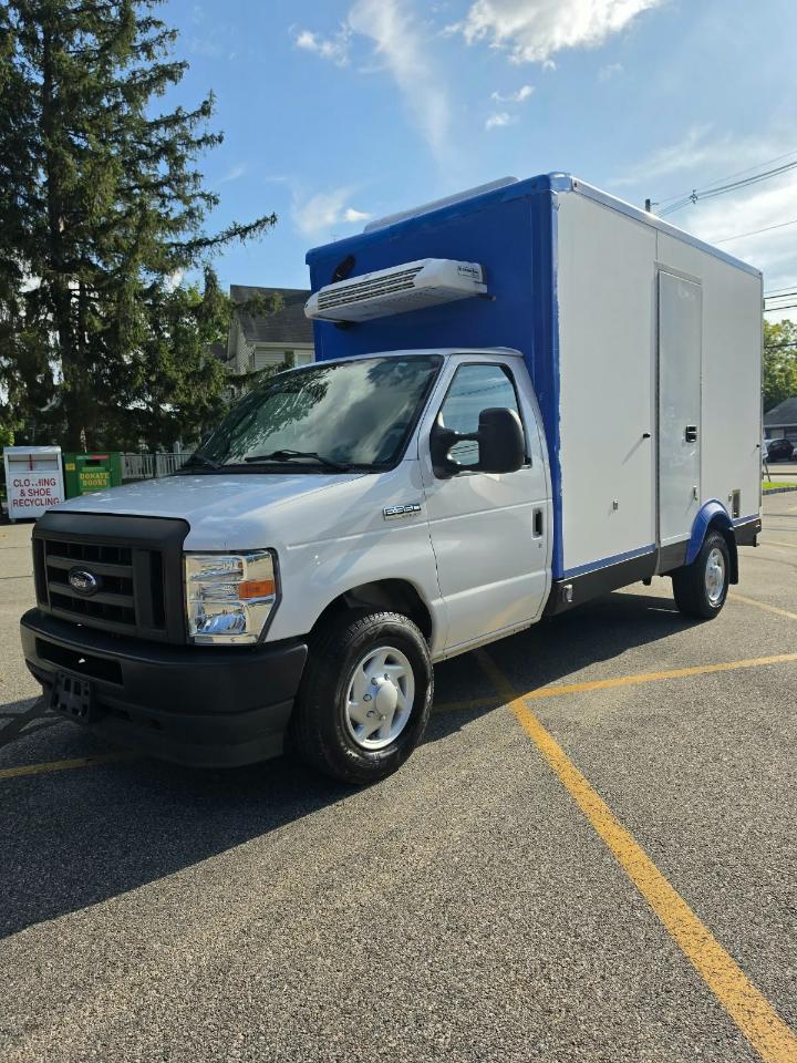 Ford Econoline E-350 Super Duty 2023