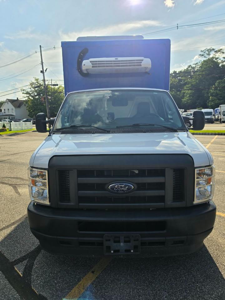 Ford Econoline E-350 Super Duty 2023
