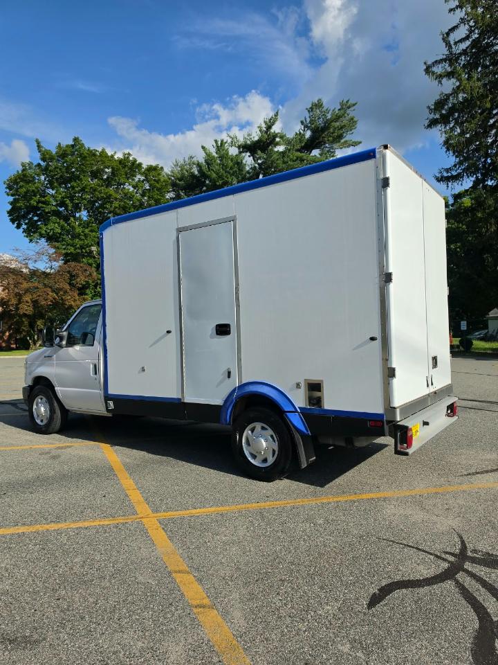 Ford Econoline E-350 Super Duty 2023