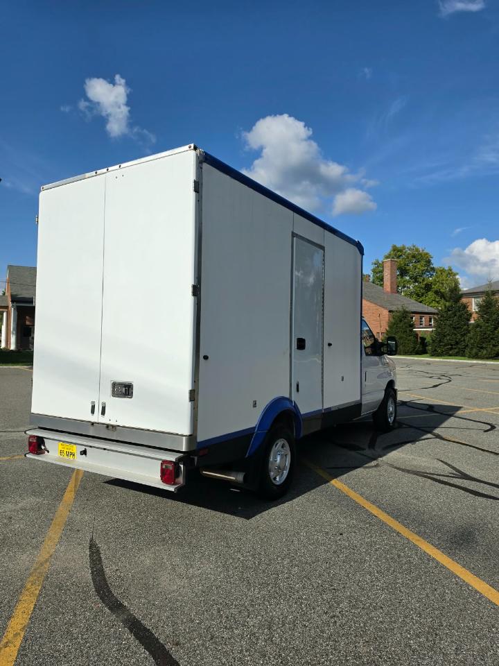 Ford Econoline E-350 Super Duty 2023