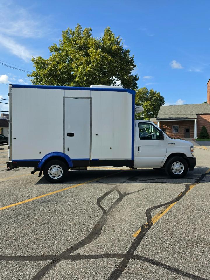 Ford Econoline E-350 Super Duty 2023