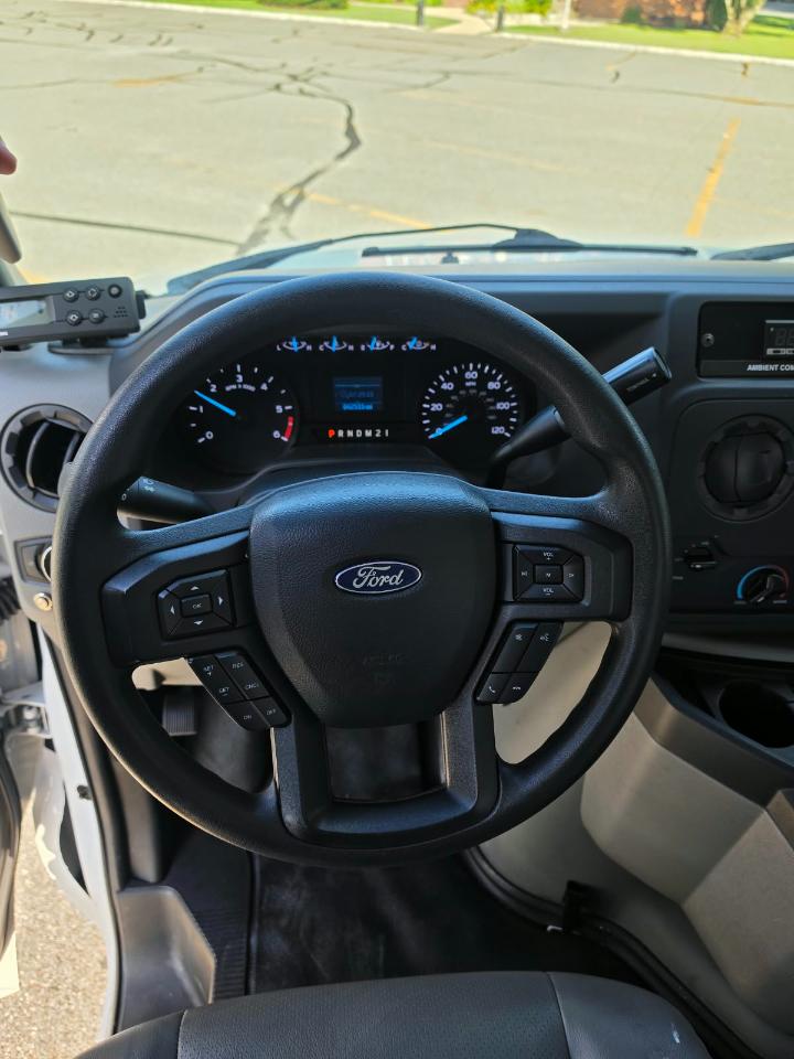 Ford Econoline E-350 Super Duty 2023