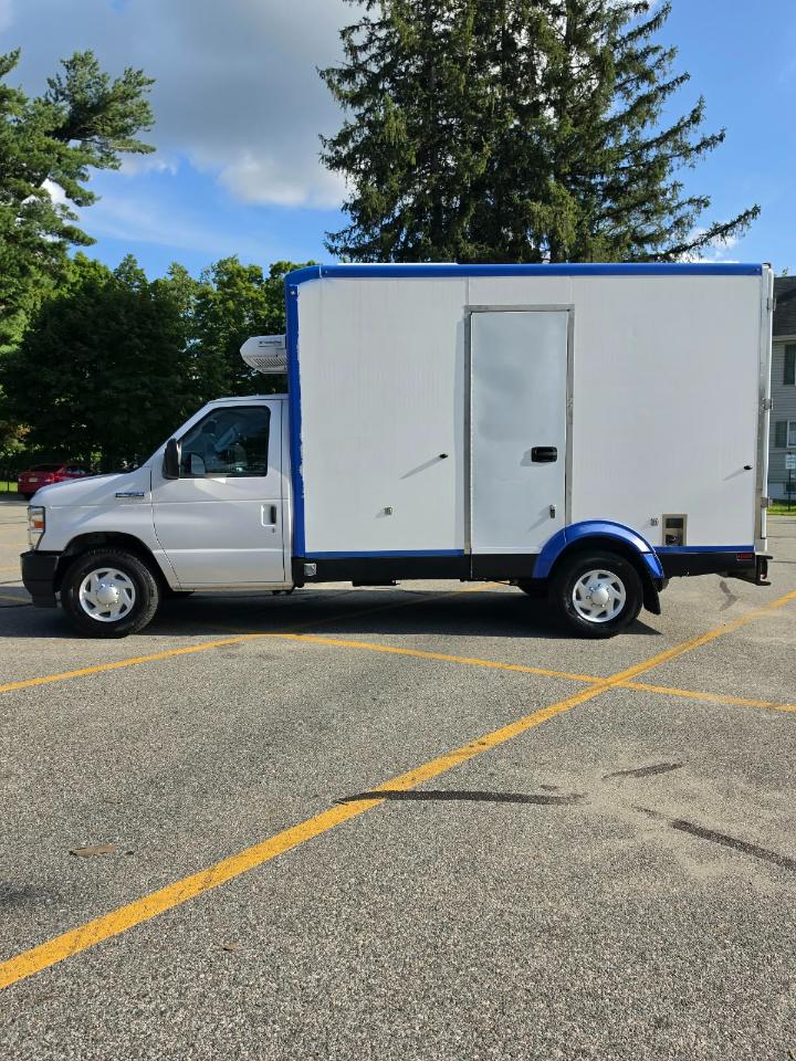 Ford Econoline E-350 Super Duty 2023
