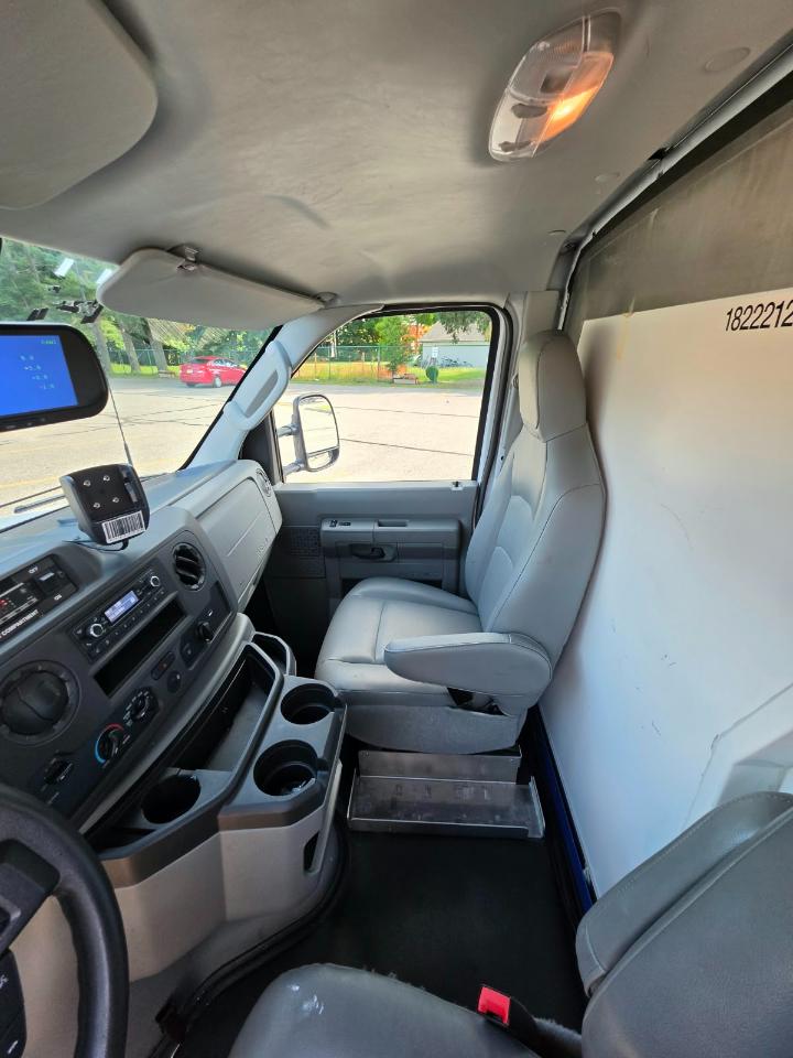 Ford Econoline E-350 Super Duty 2023