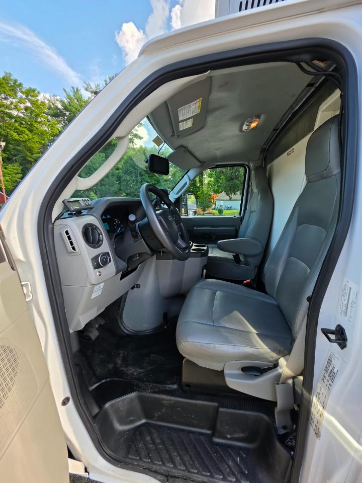 Ford Econoline E-350 Super Duty 2023