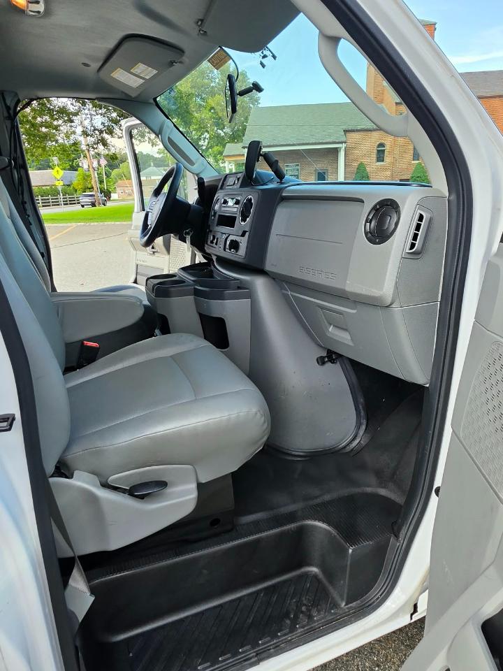 Ford Econoline E-350 Super Duty 2023