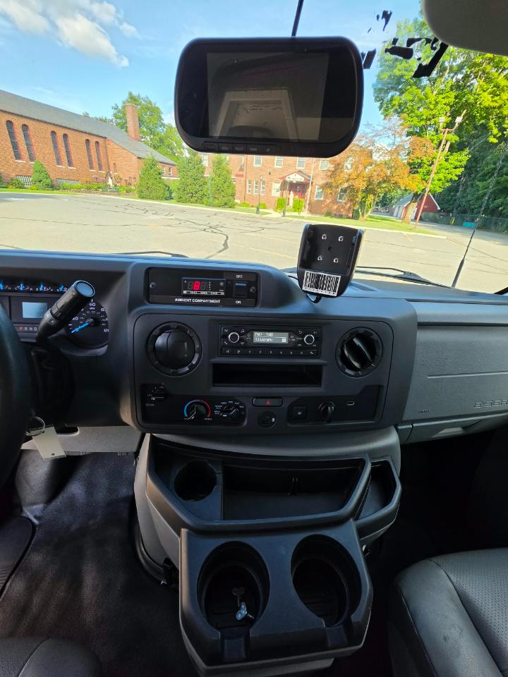 Ford Econoline E-350 Super Duty 2023