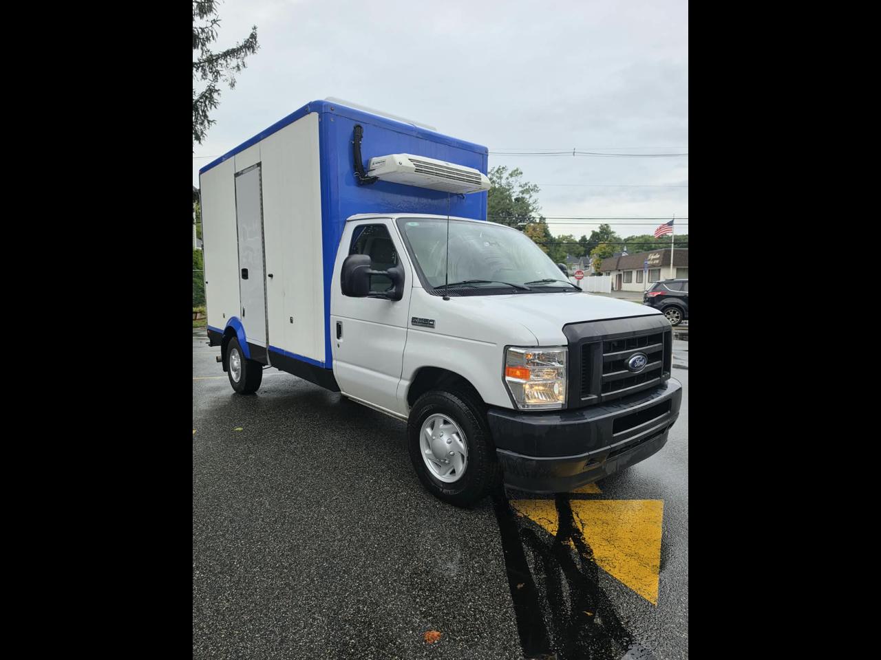 Ford Econoline E-350 Super Duty 2023