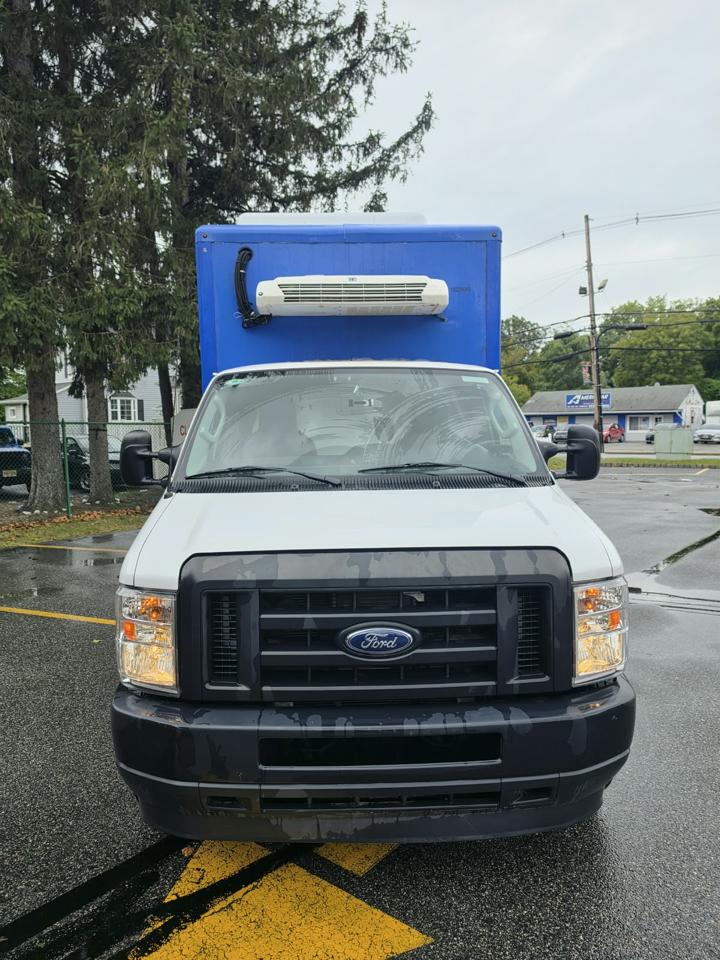 Ford Econoline E-350 Super Duty 2023
