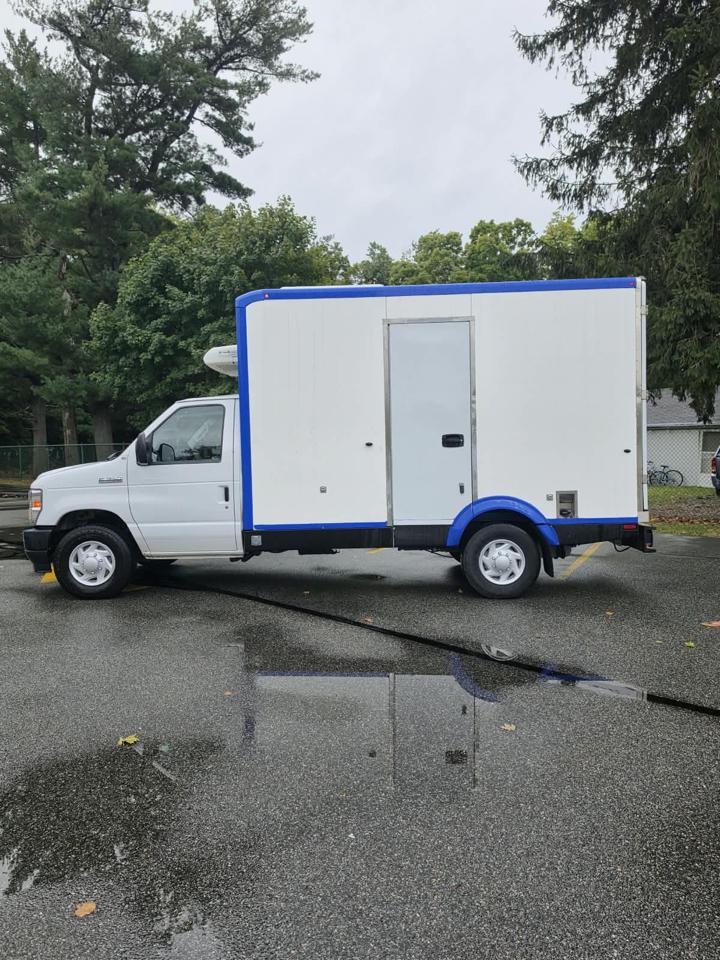 Ford Econoline E-350 Super Duty 2023