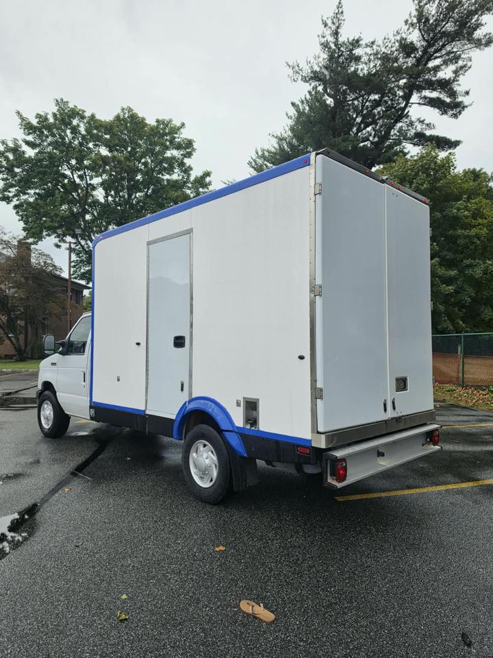 Ford Econoline E-350 Super Duty 2023