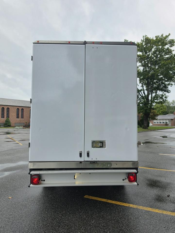 Ford Econoline E-350 Super Duty 2023