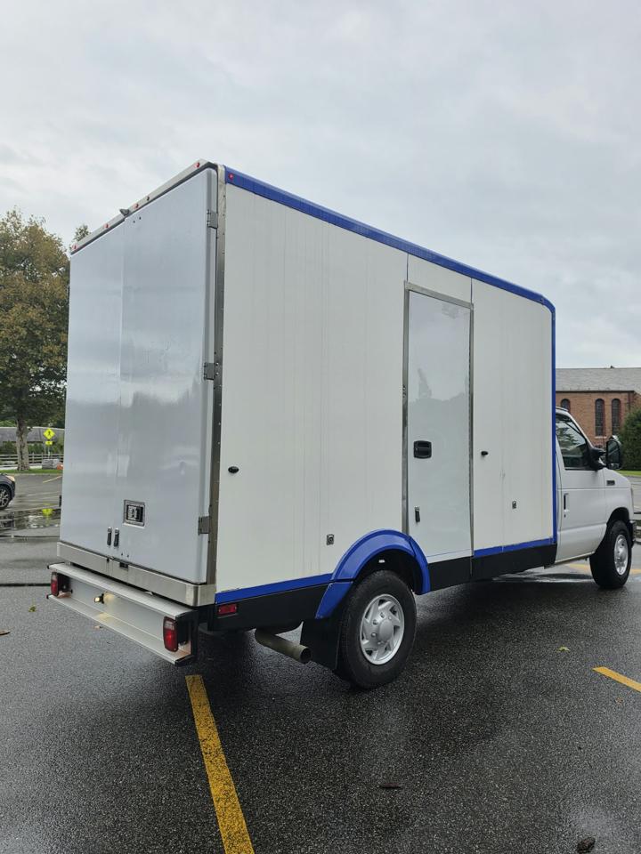 Ford Econoline E-350 Super Duty 2023