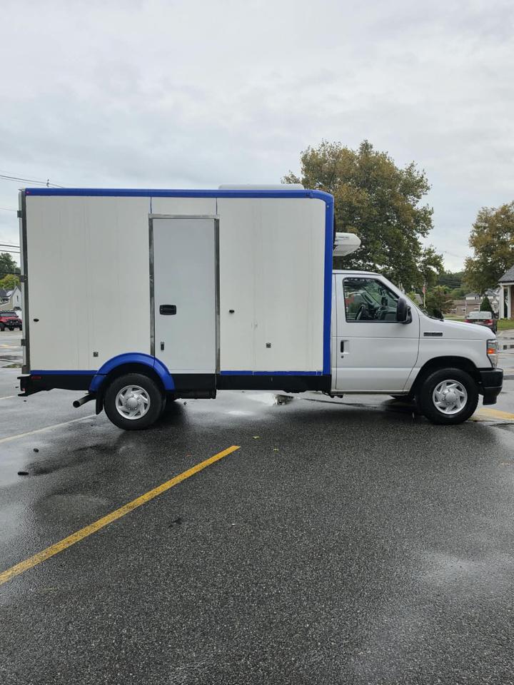 Ford Econoline E-350 Super Duty 2023