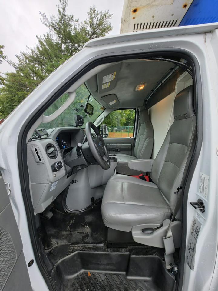 Ford Econoline E-350 Super Duty 2023