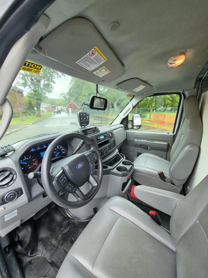Ford Econoline E-350 Super Duty 2023