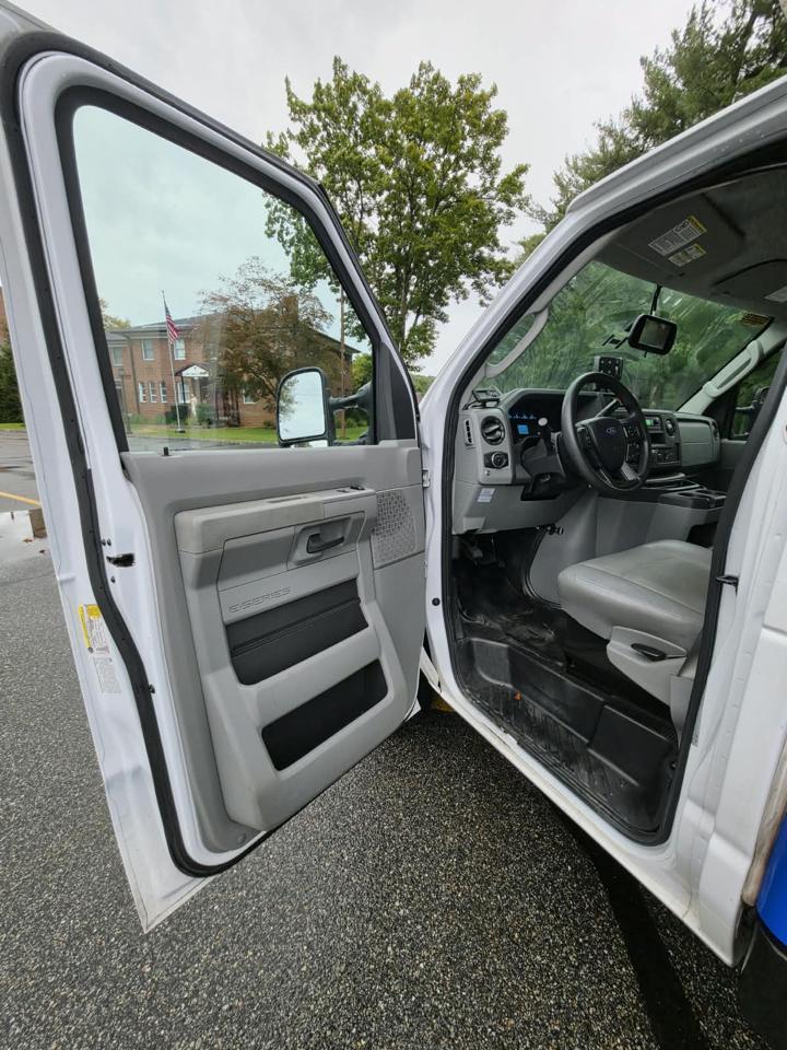 Ford Econoline E-350 Super Duty 2023