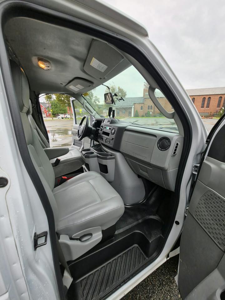 Ford Econoline E-350 Super Duty 2023