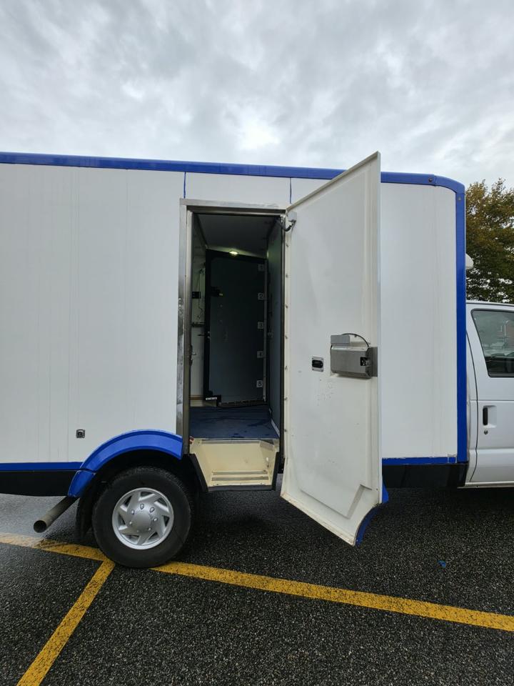 Ford Econoline E-350 Super Duty 2023