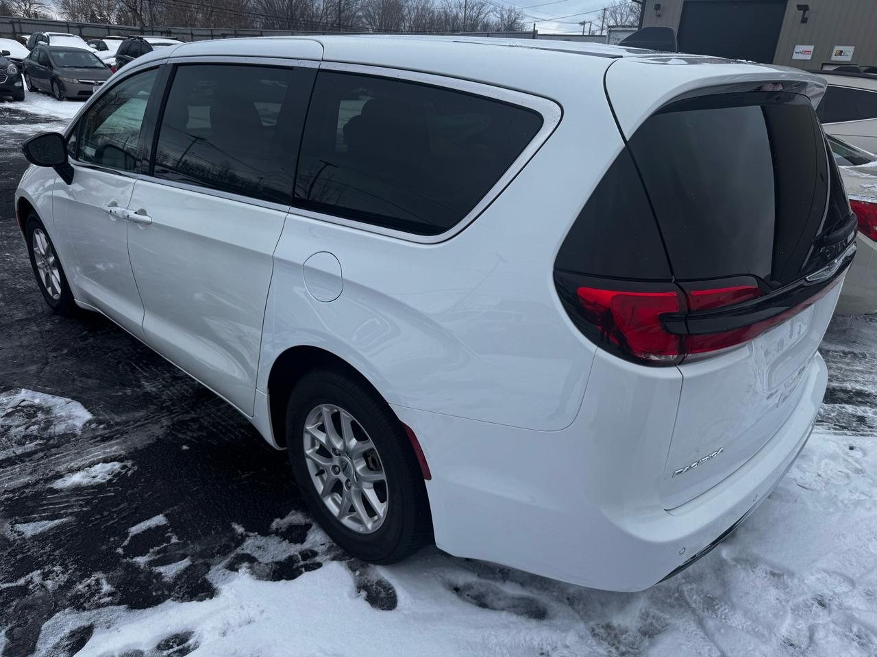 Chrysler Pacifica Touring L 2024