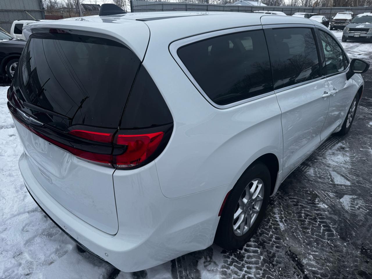 Chrysler Pacifica Touring L 2024