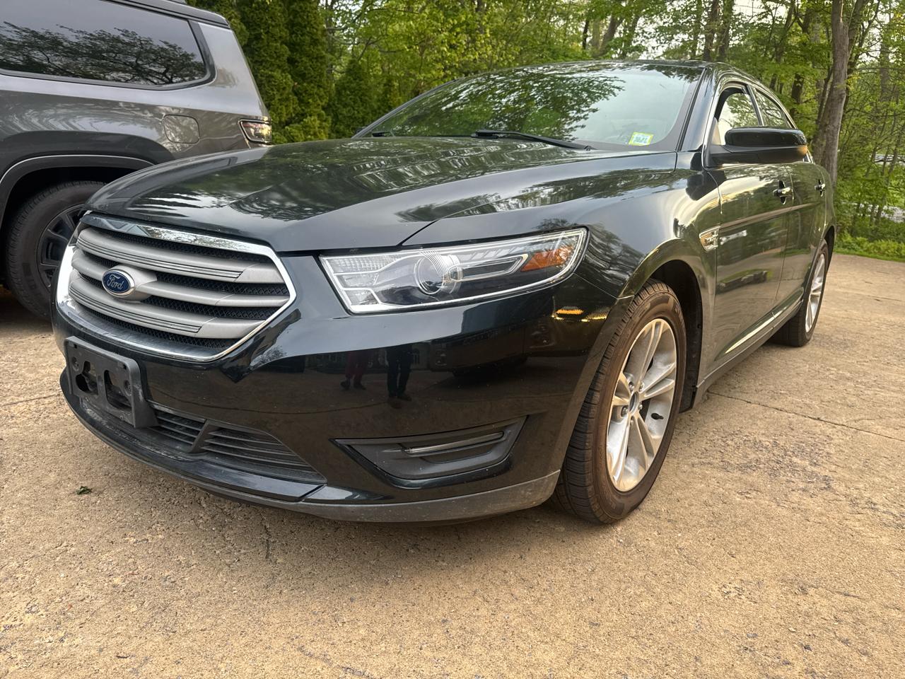 Ford Taurus 4dr Sdn SEL FWD 2015