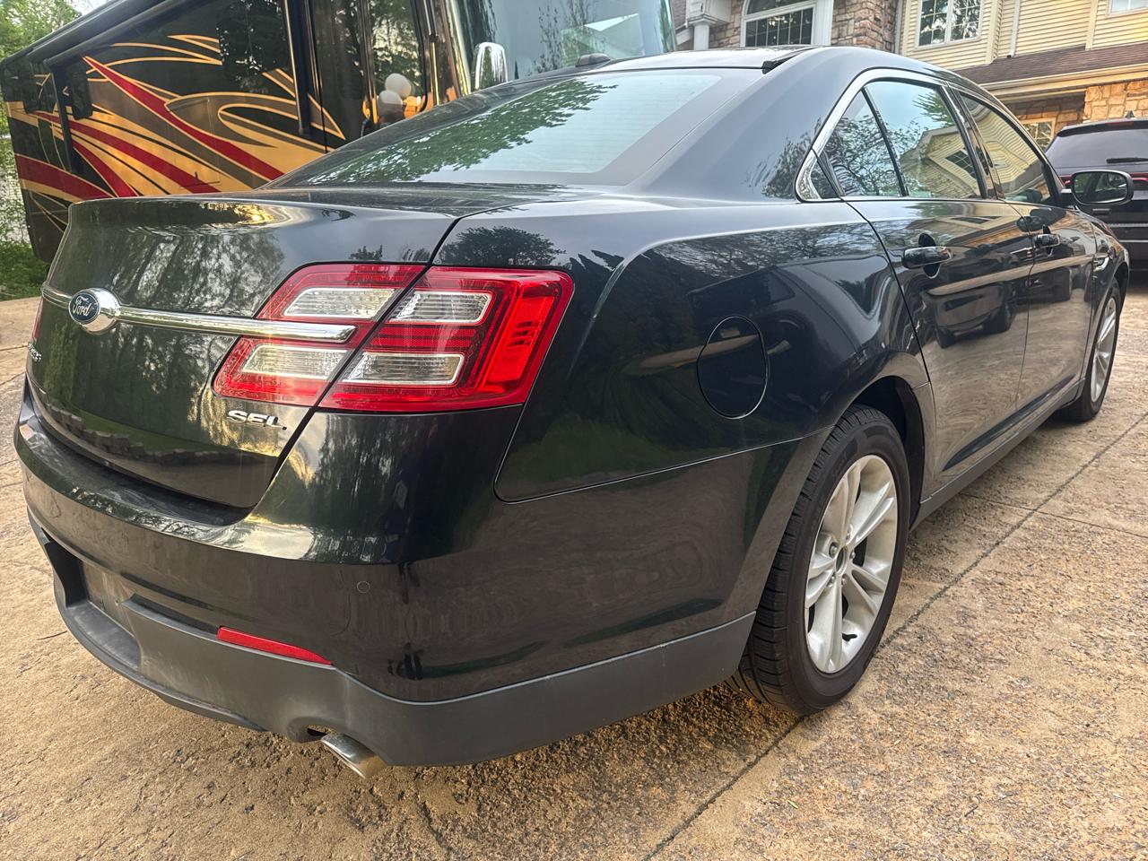 Ford Taurus 4dr Sdn SEL FWD 2015