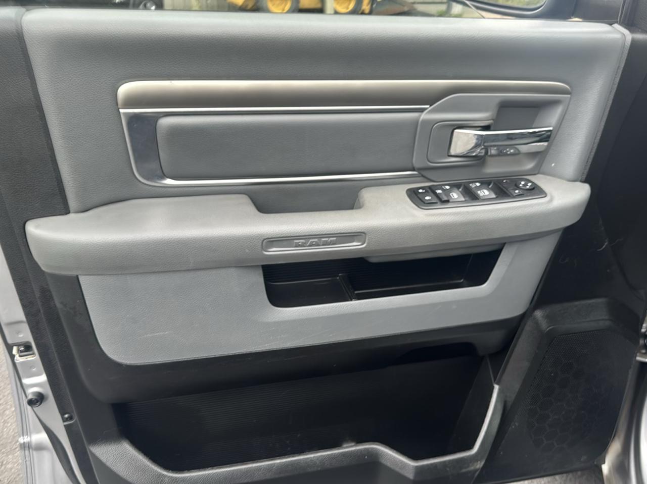 RAM 1500 Classic SLT 4x4 Crew Cab 6'4" Box 2019