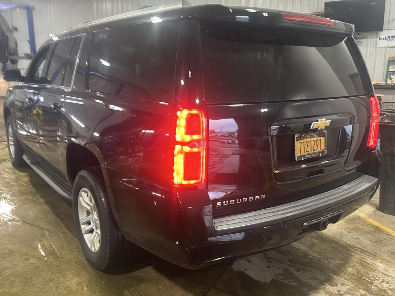 Chevrolet Suburban 4WD 4dr 1500 LT 2017
