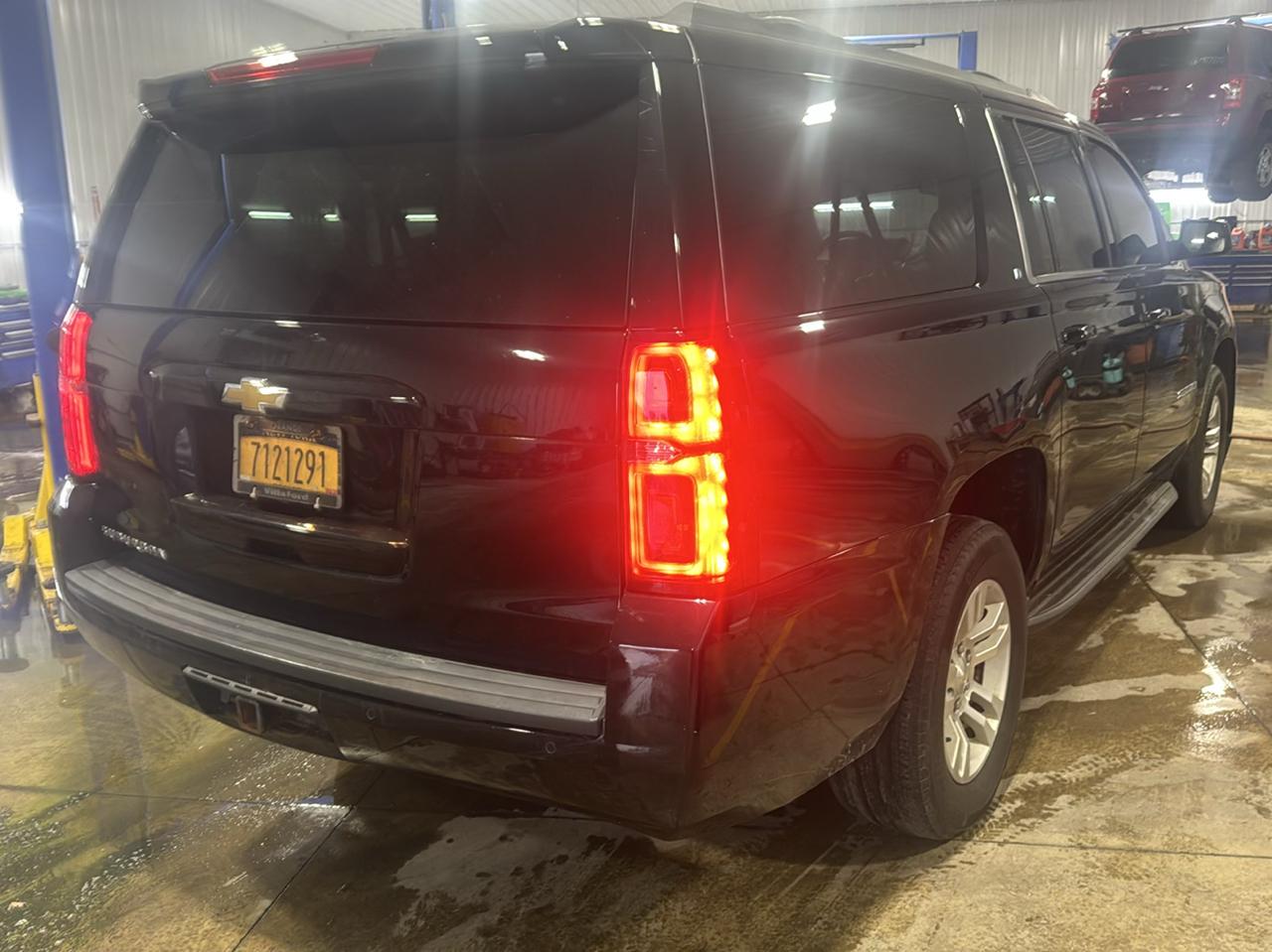 Chevrolet Suburban 4WD 4dr 1500 LT 2017