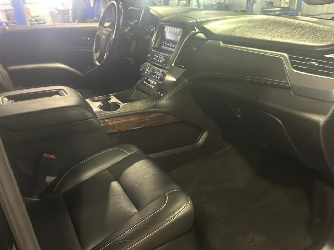 Chevrolet Suburban 4WD 4dr 1500 LT 2017
