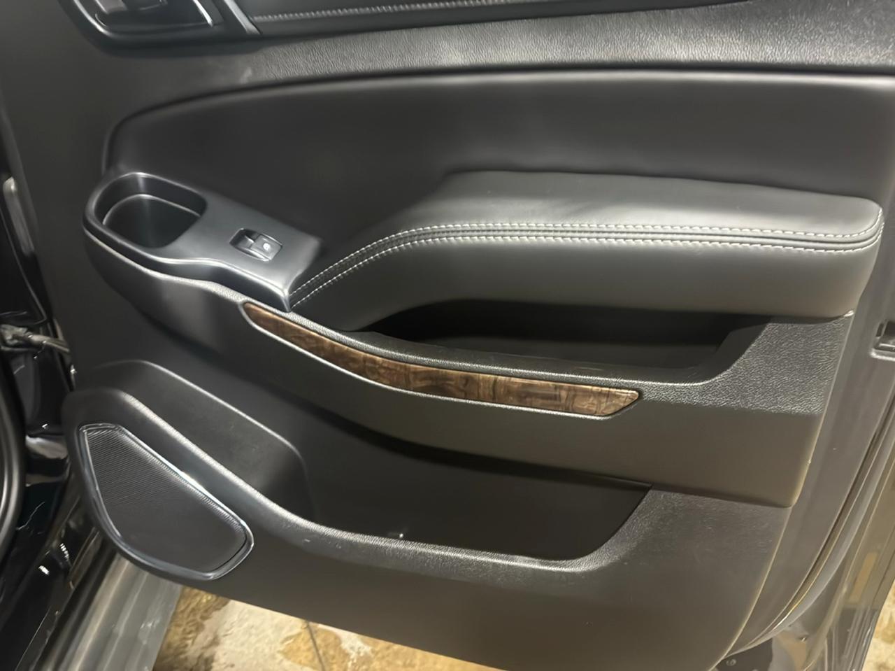 Chevrolet Suburban 4WD 4dr 1500 LT 2017