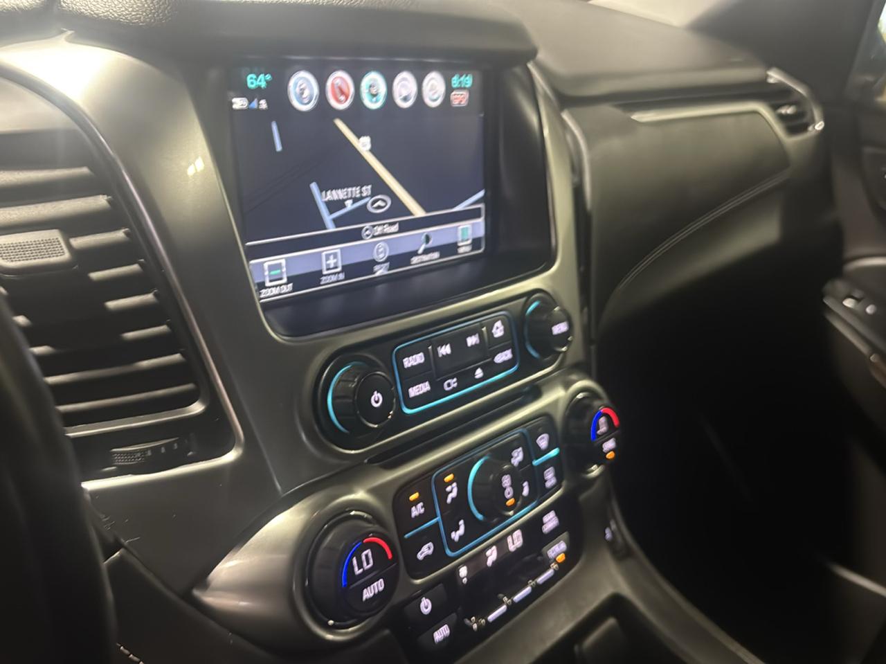 Chevrolet Suburban 4WD 4dr 1500 LT 2017