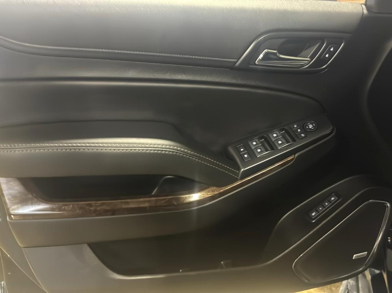 Chevrolet Suburban 4WD 4dr 1500 LT 2017