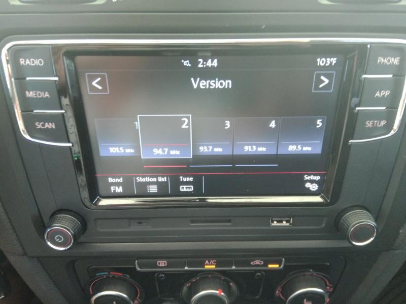 Volkswagen Golf 2.0L TDI w/Tech Package 4 Door 2013