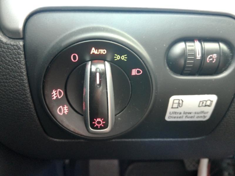 Volkswagen Golf 2.0L TDI w/Tech Package 4 Door 2013