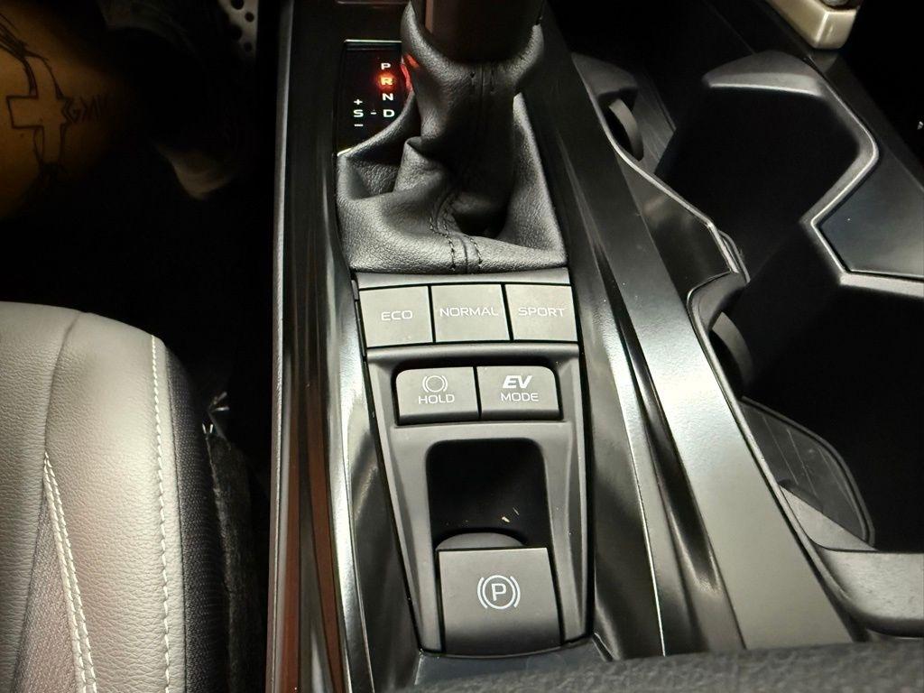 Toyota Camry Hybrid  2025