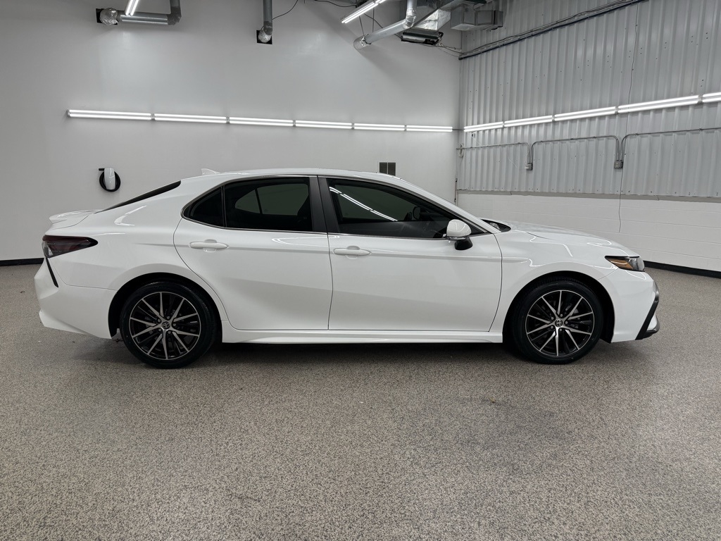 2023 Toyota Camry SE's photo