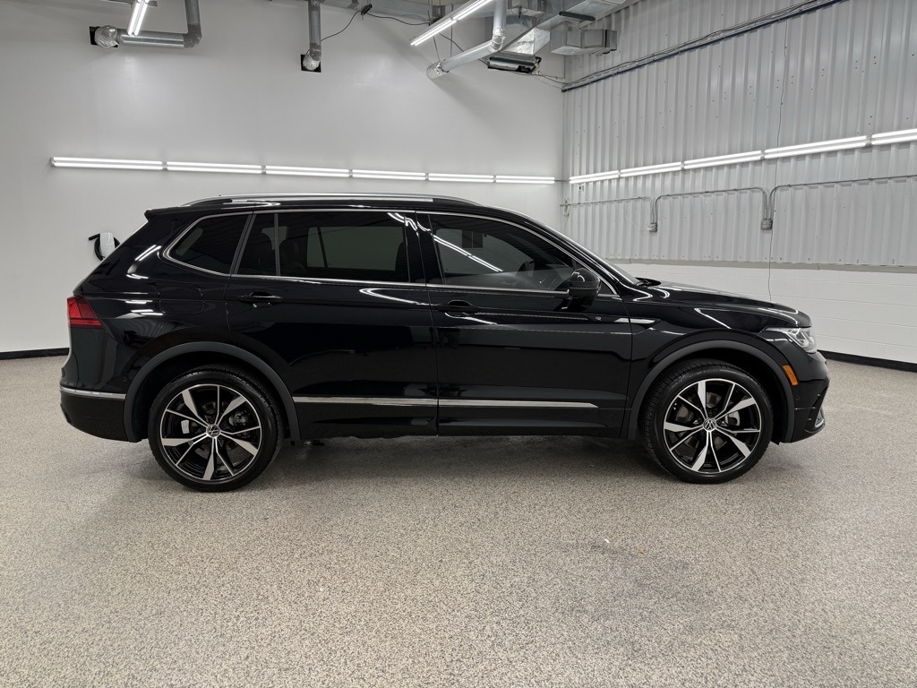 2024 Volkswagen Tiguan SEL R-LINE's photo