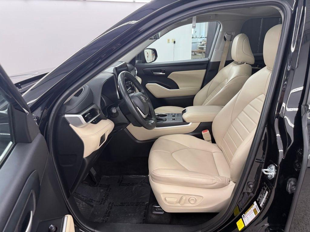 Toyota Highlander Hybrid  2023