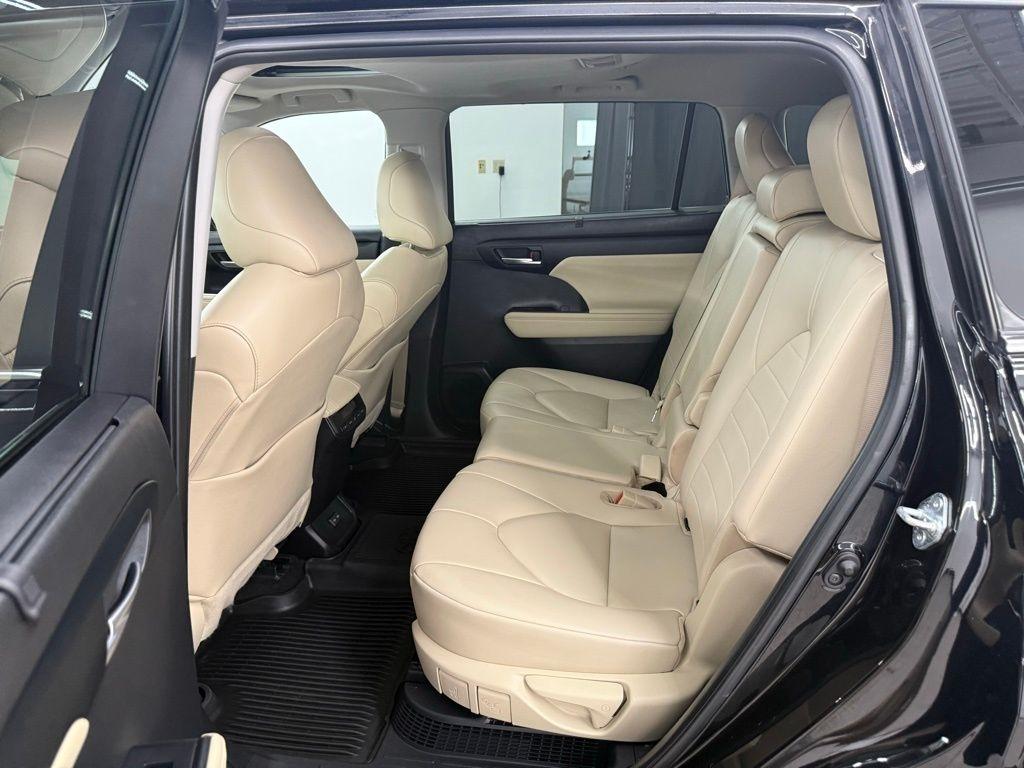 Toyota Highlander Hybrid  2023