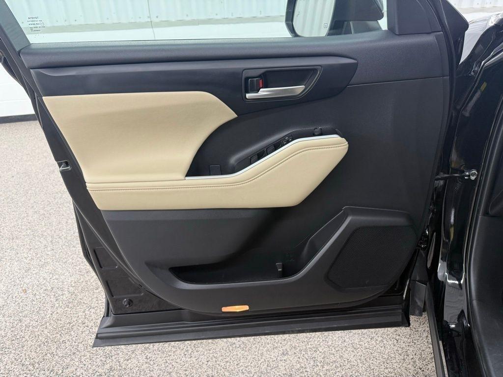 Toyota Highlander Hybrid  2023