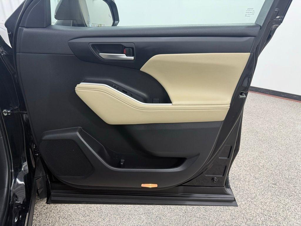 Toyota Highlander Hybrid  2023