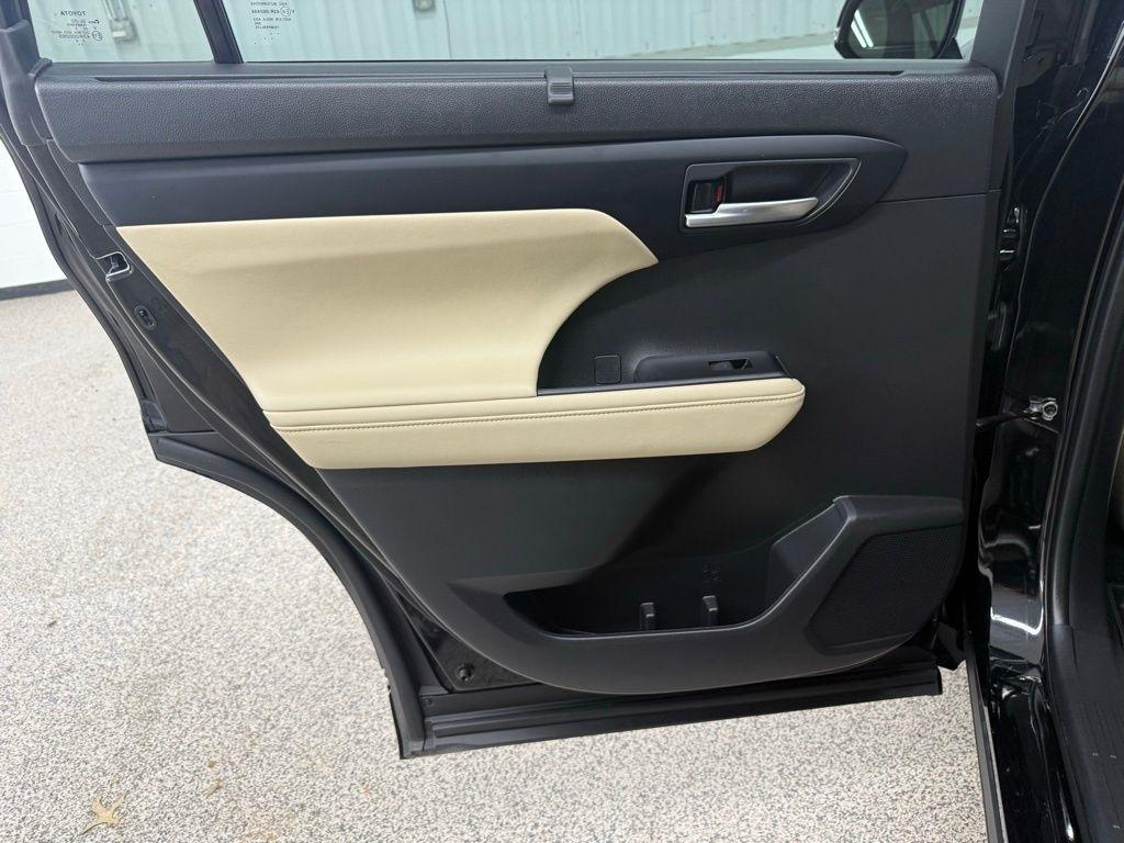 Toyota Highlander Hybrid  2023