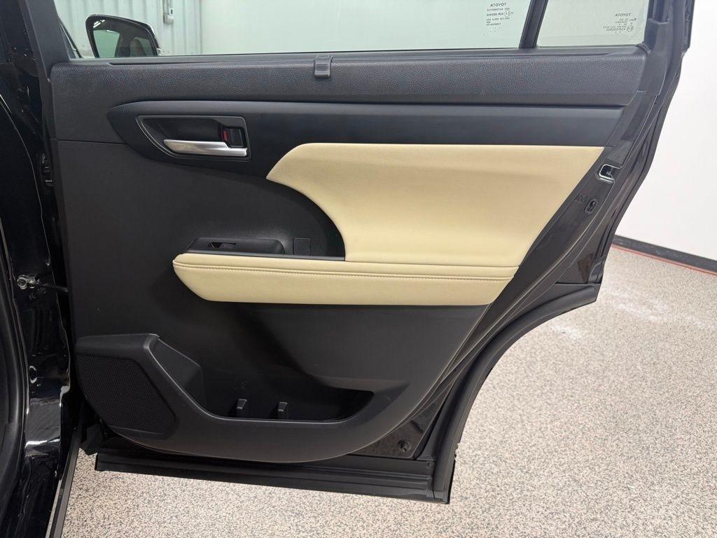 Toyota Highlander Hybrid  2023