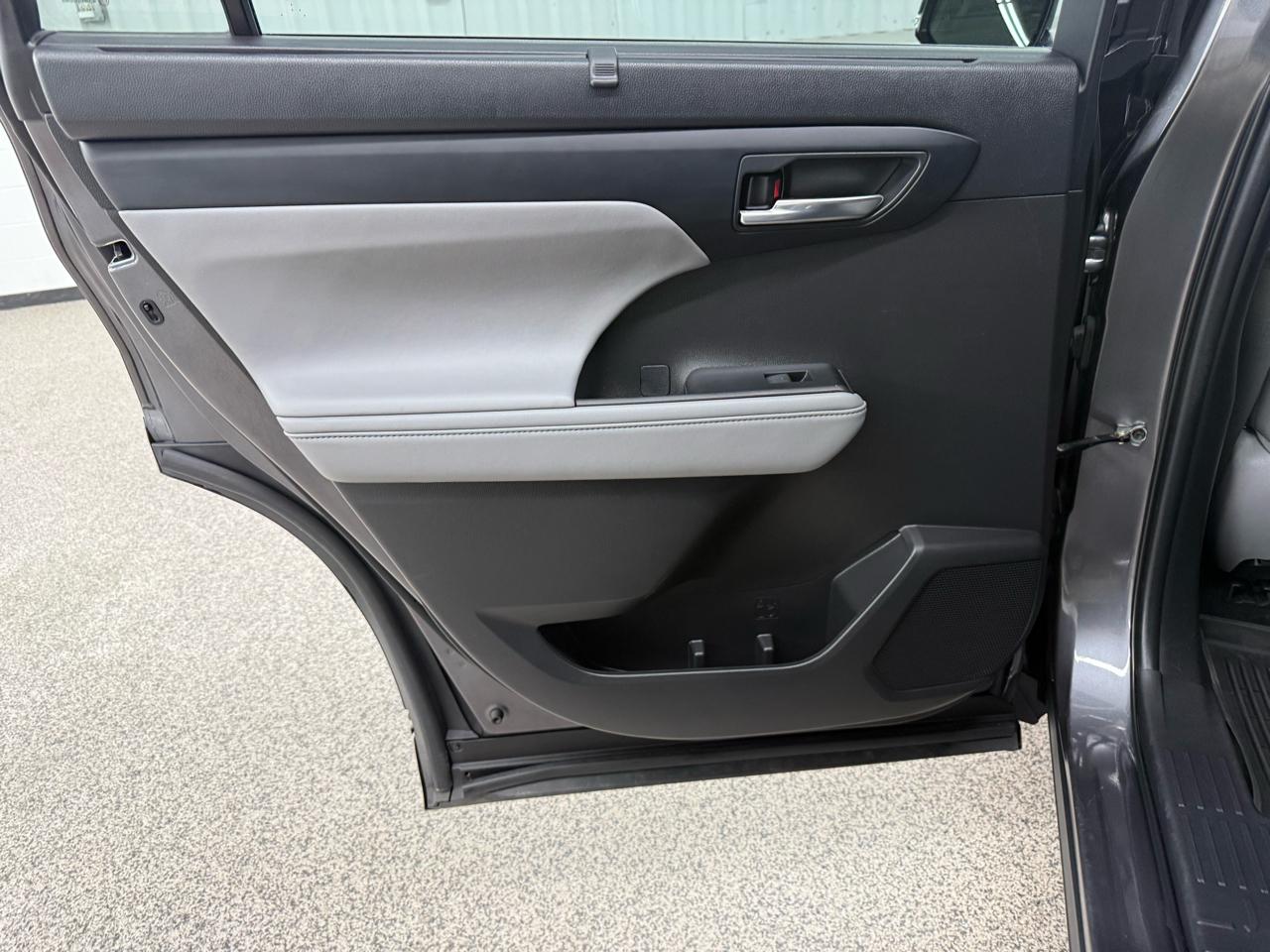 Toyota Highlander Hybrid XLE AWD 2022