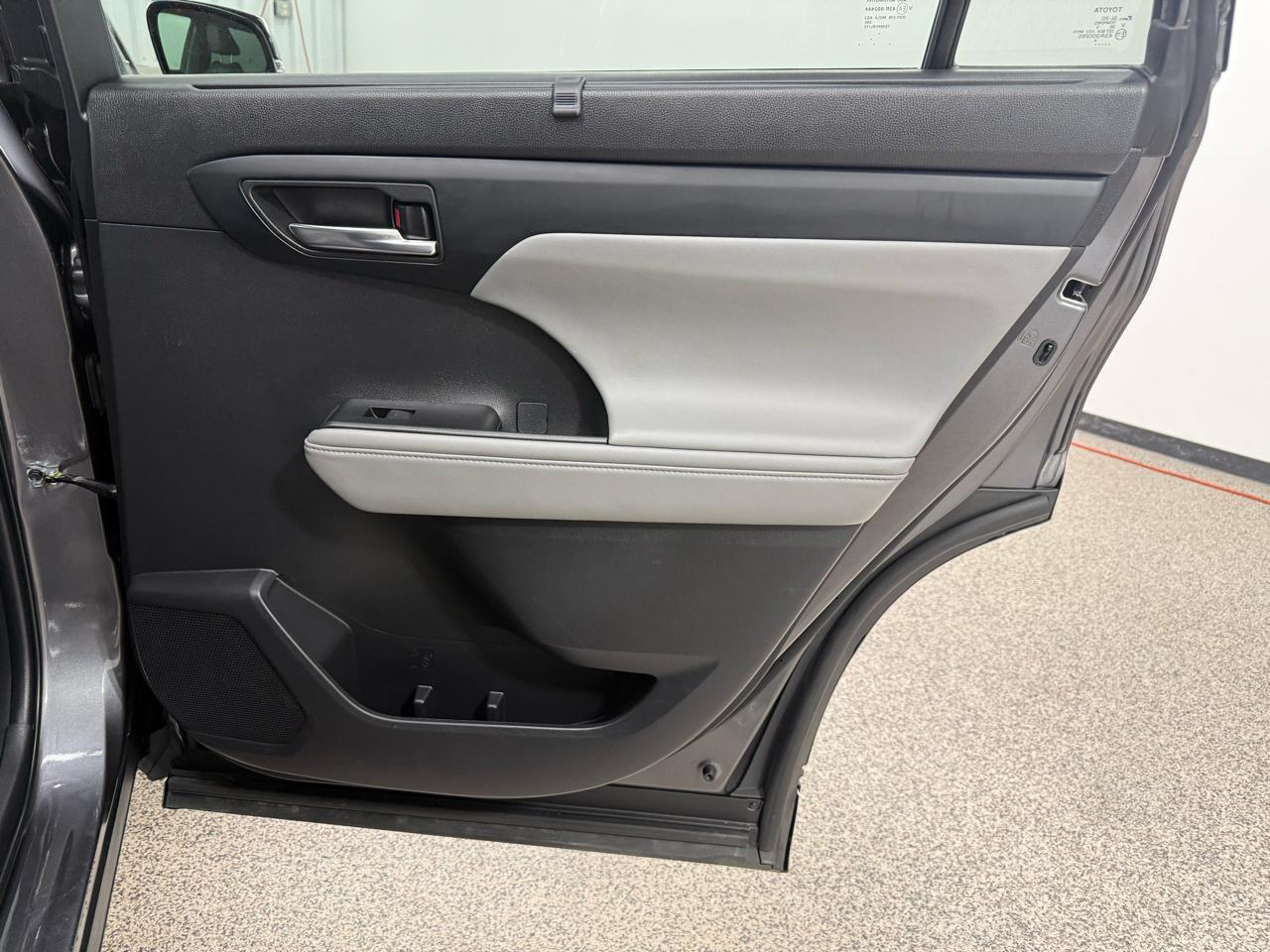 Toyota Highlander Hybrid XLE AWD 2022
