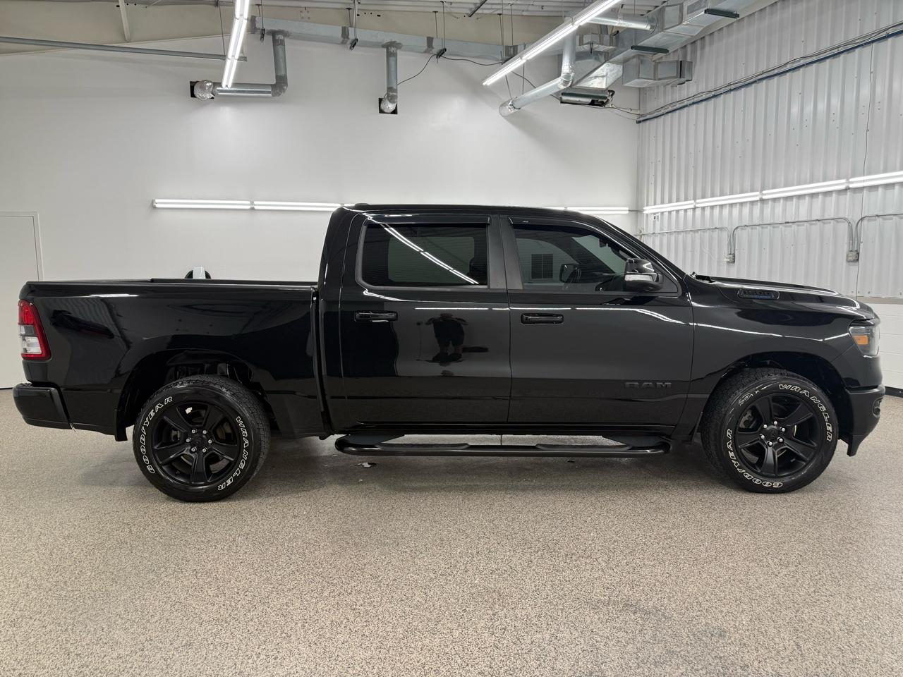 2021 RAM 1500 Big Horn/Lone Star 4x4 Crew Cab 5'7's photo