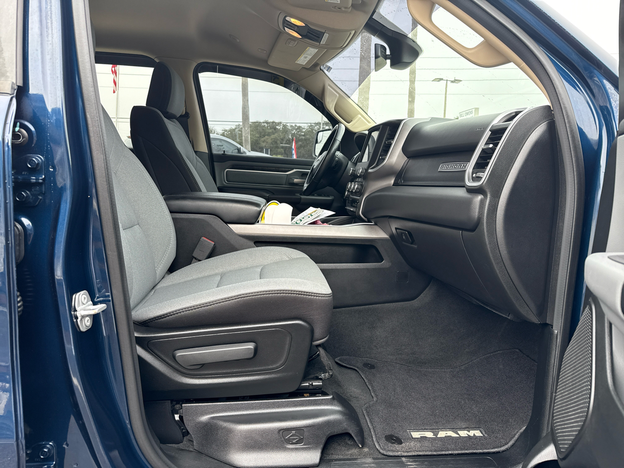 RAM 1500 Big Horn 4x4 Crew Cab 5'7" Box 2020